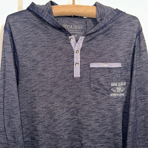 Guess M Hooded Long Sleeve Heathered Blue Chambray Trim Tee Henley - Picture 4 of 13